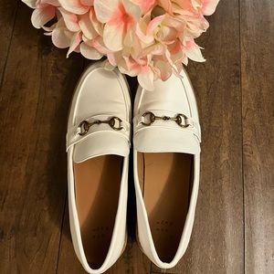 Comfortable WHITE moccasin